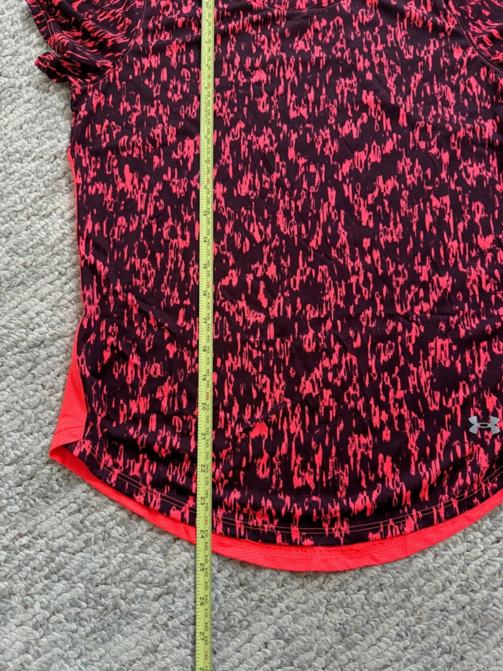 Under Armour Women’s Small HeatGear Athletic Top Red Black Print Shirt - Picture 10 of 13